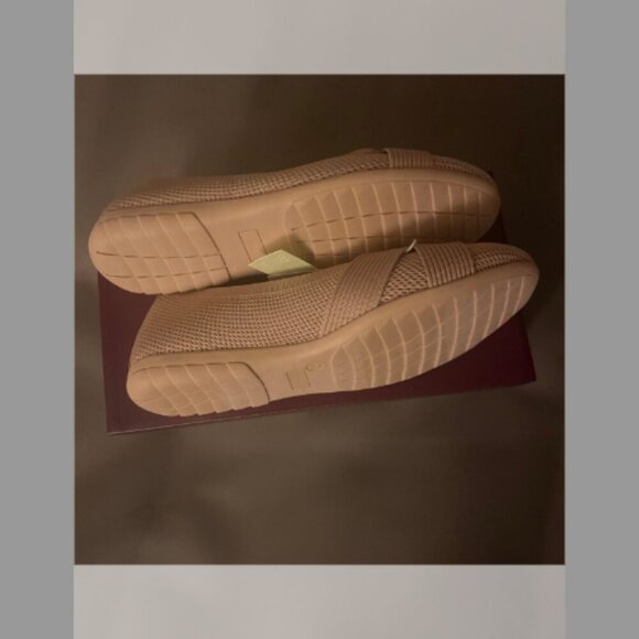 Gloria Vanderbilt Women's Comfortable Round Toe Cross-strap Design Tan - Picture 4 of 4